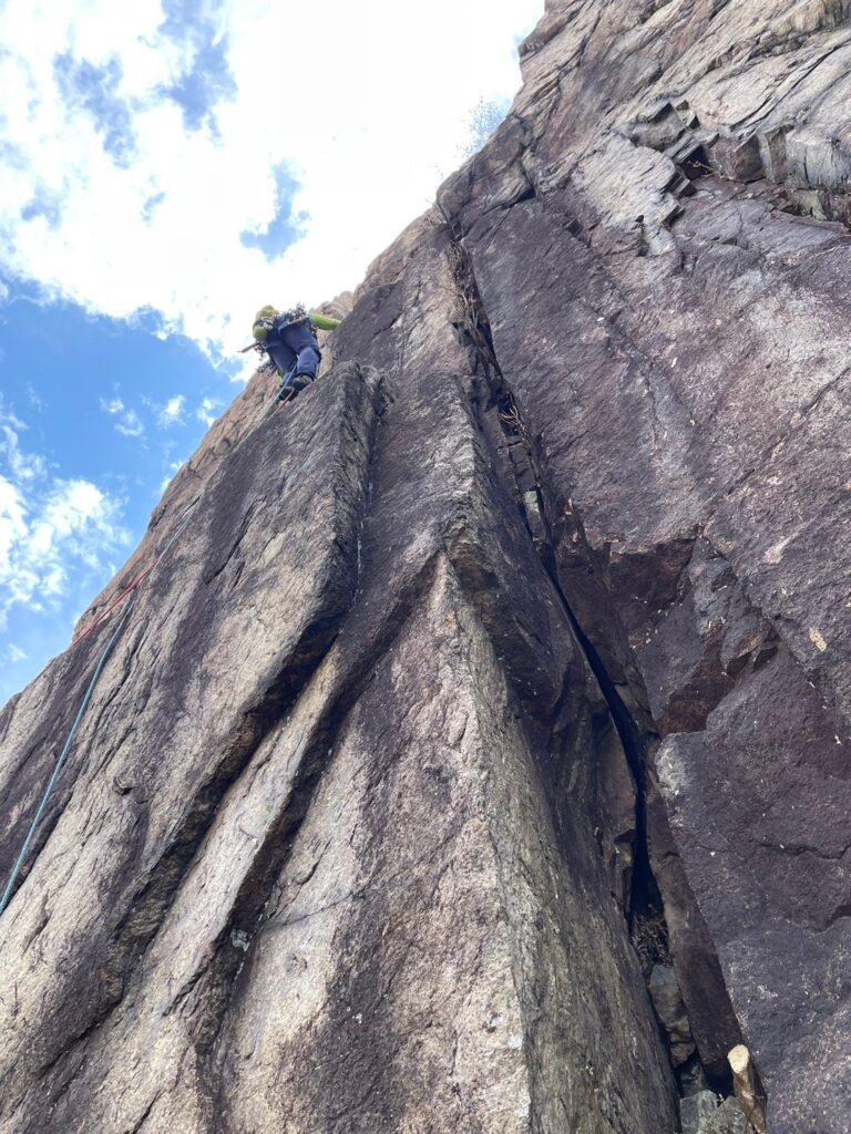 足尾 松木沢ジャンダルム右壁 天狗岩ダイレクト 三段チムニー│栃木県