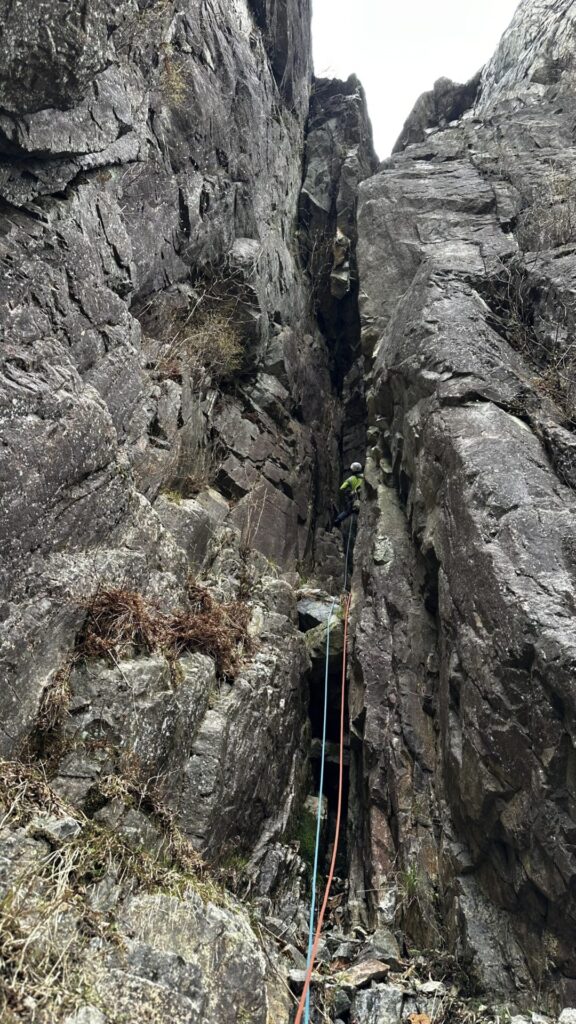 足尾 松木沢幕岩 レンジャーチムニールート│栃木県宇都宮市の社会人